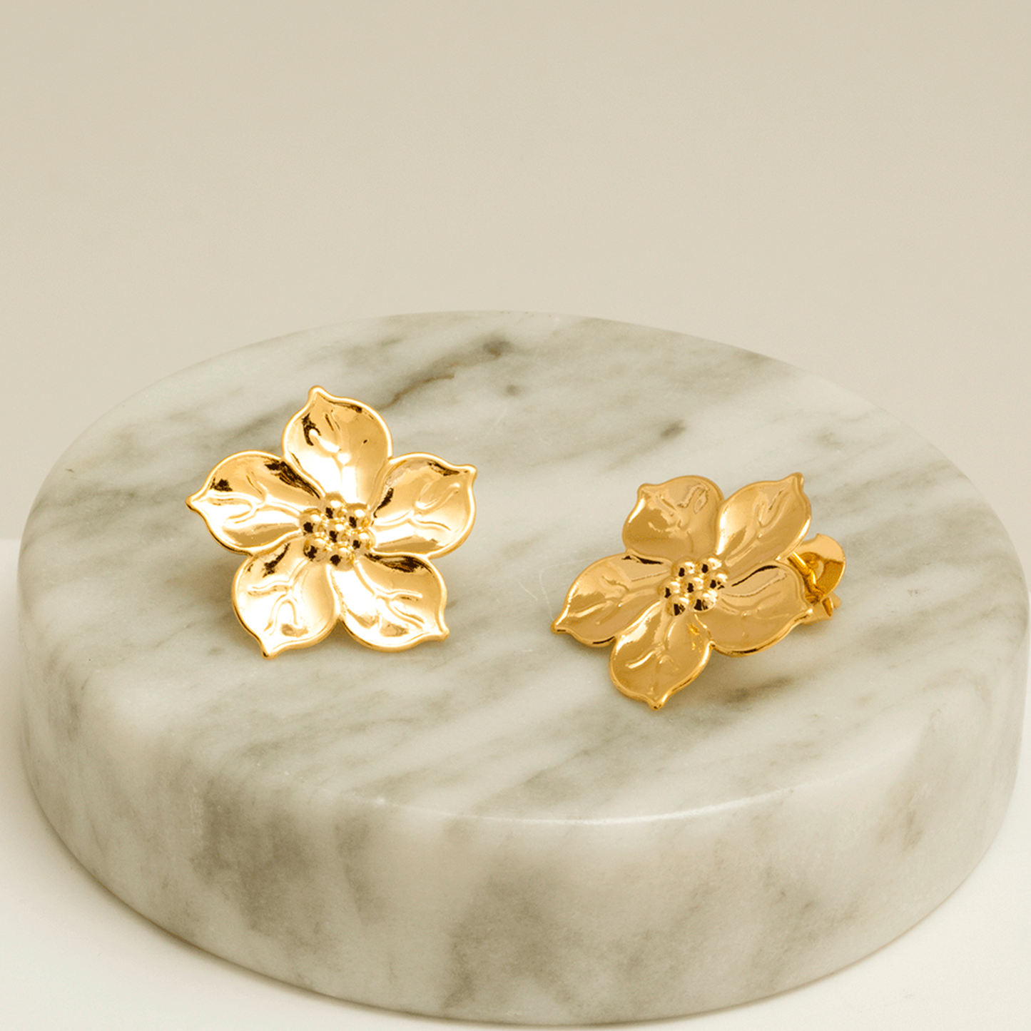 Aretes Flor con Textura - Chapa de Oro