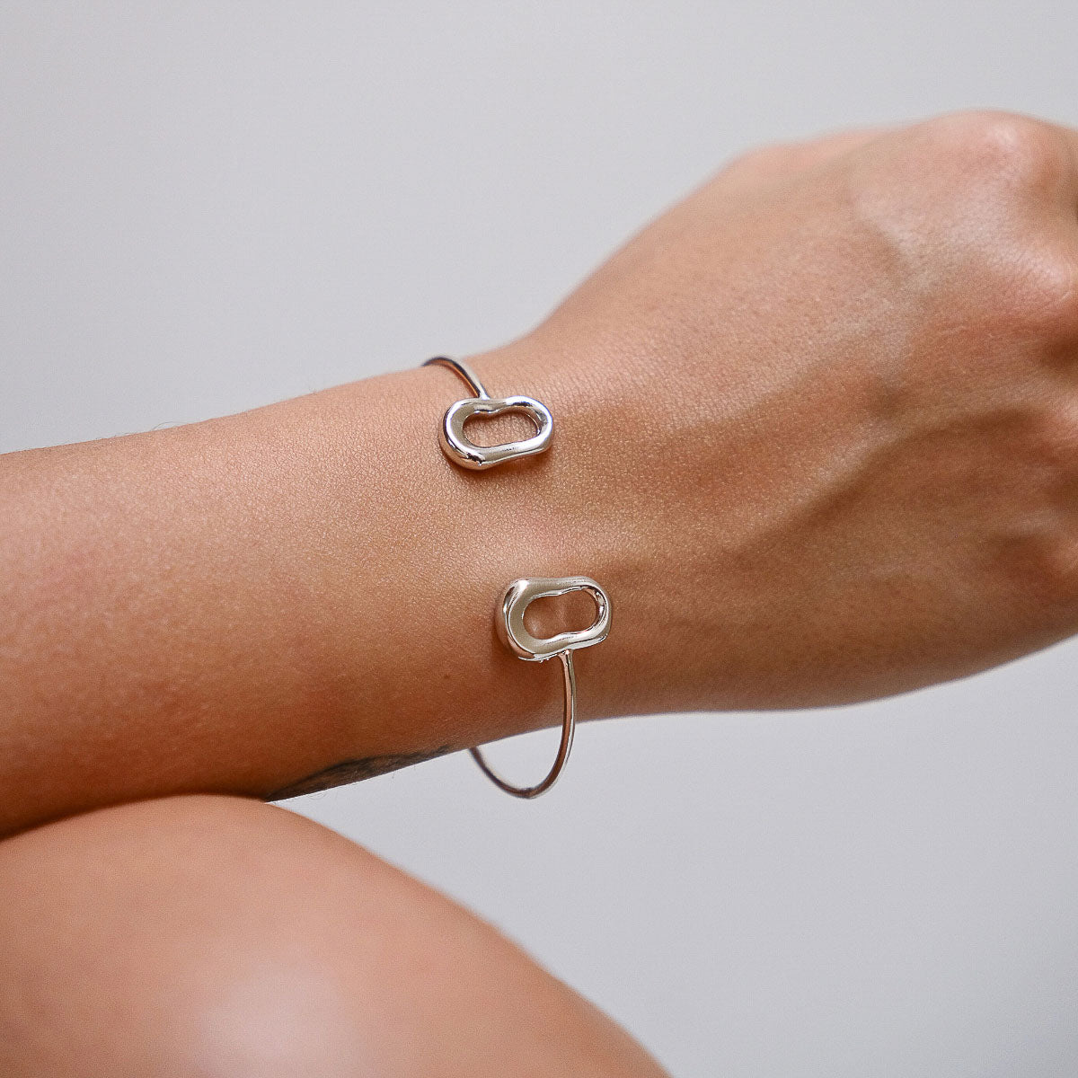 Pulsera Rígida con Dijes Irregulares - Chapa de Rodio