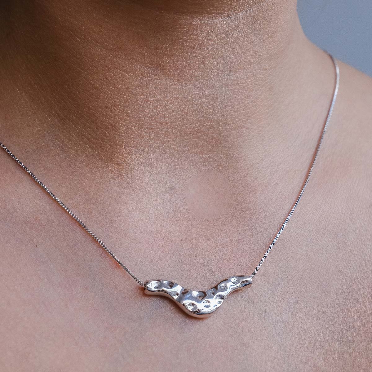 Collar Curva con Gravado - Chapa de Rodio