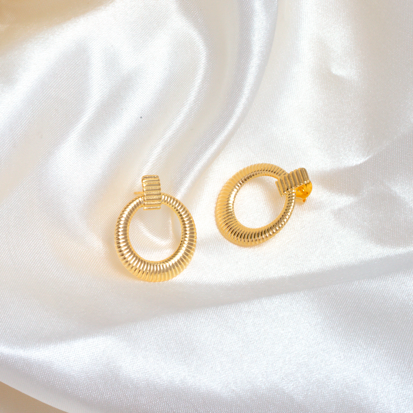 Arete Circulo Hueco - Chapa de Oro