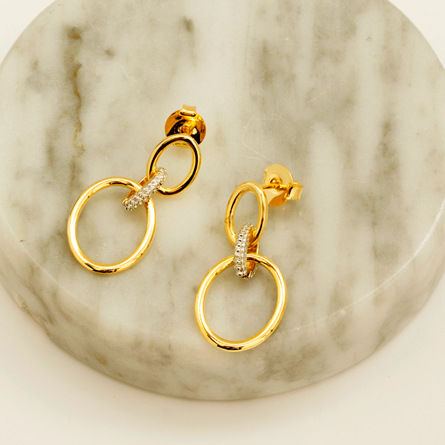 Aretes Ovalo con Zirconias - Chapa de Oro
