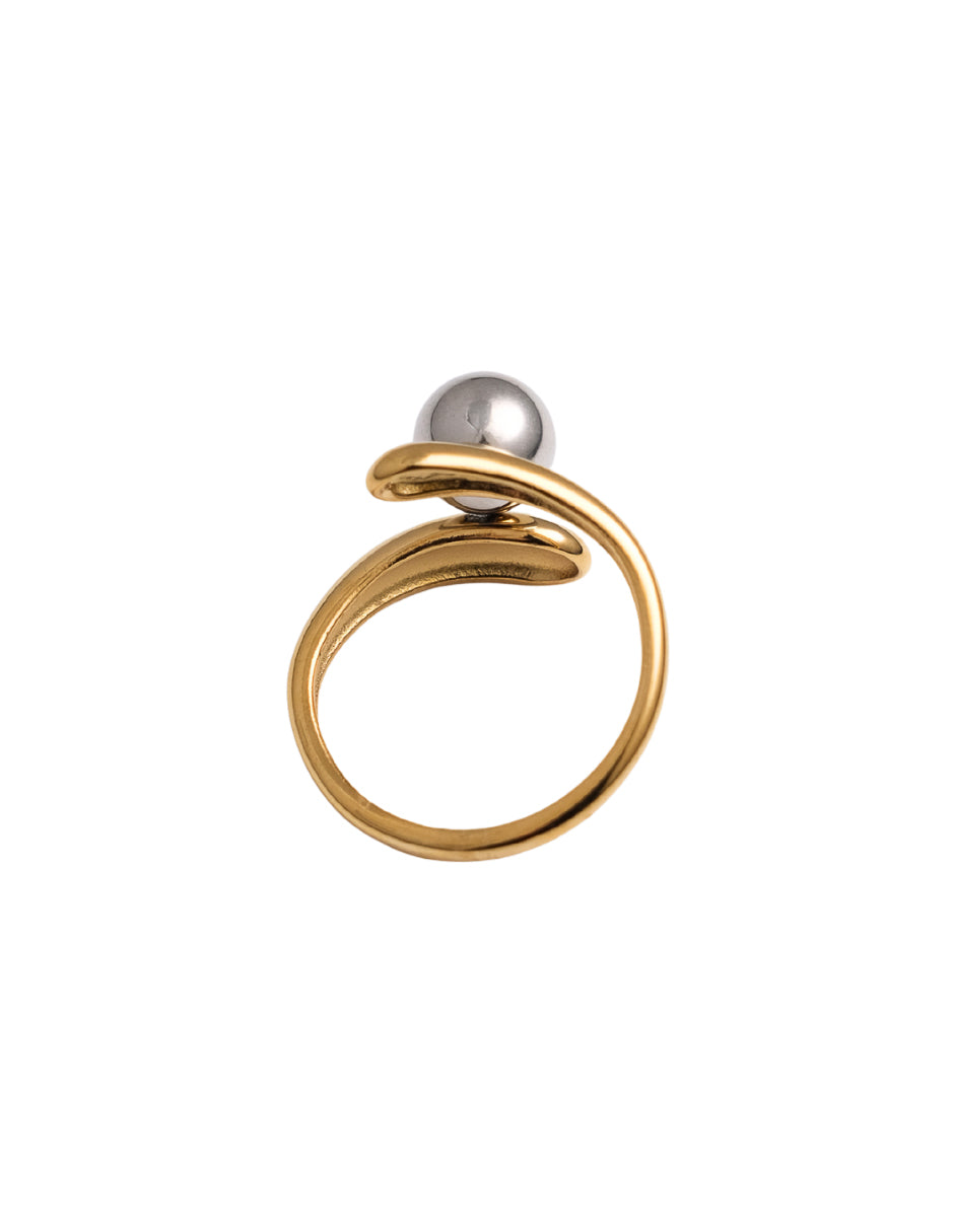 ANILLO DORADO CON PERLA PLATA