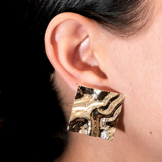 Square Earring With Texture - Chapa de Oro