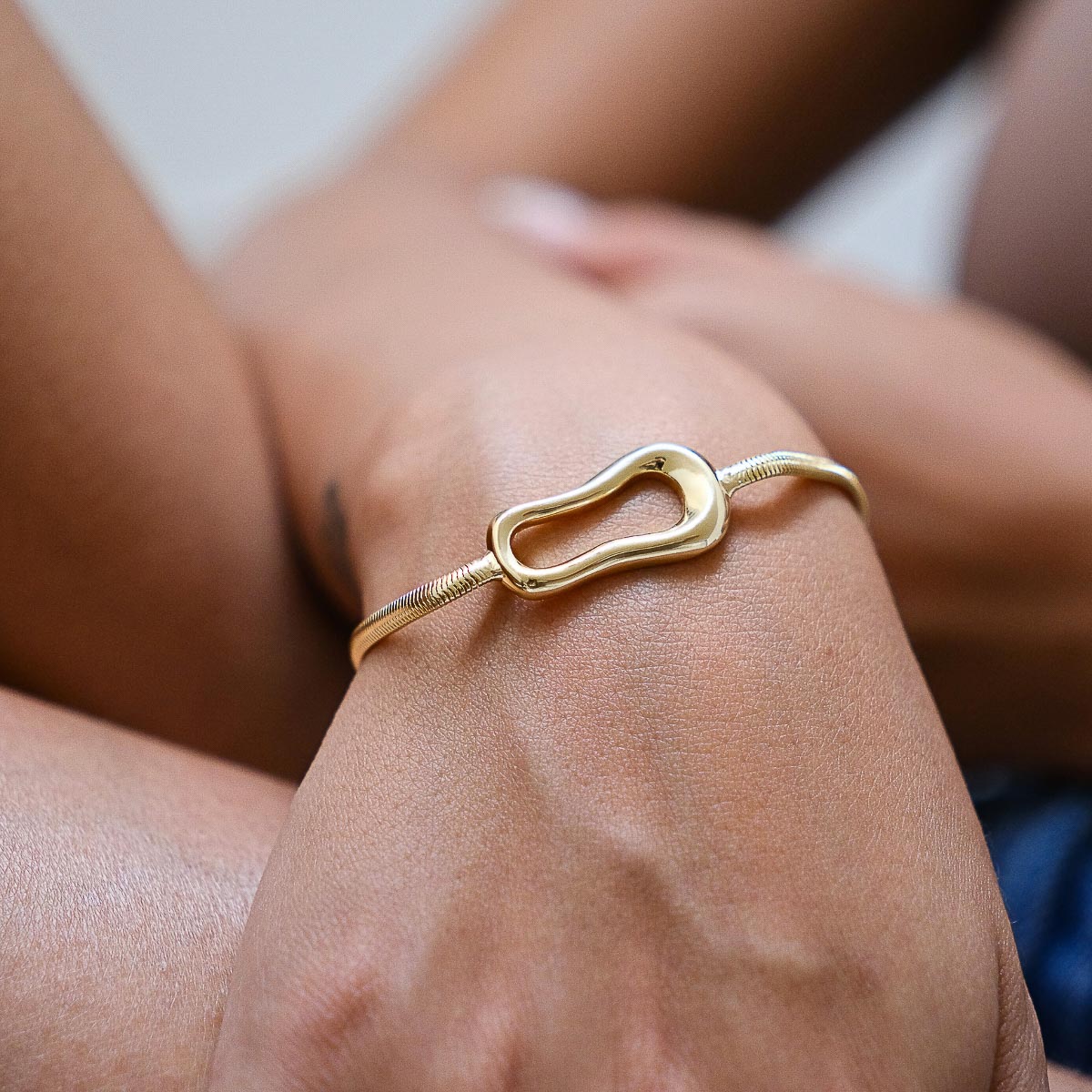 Pulsera Plana con Dije Irregular Grande - Chapa de Oro