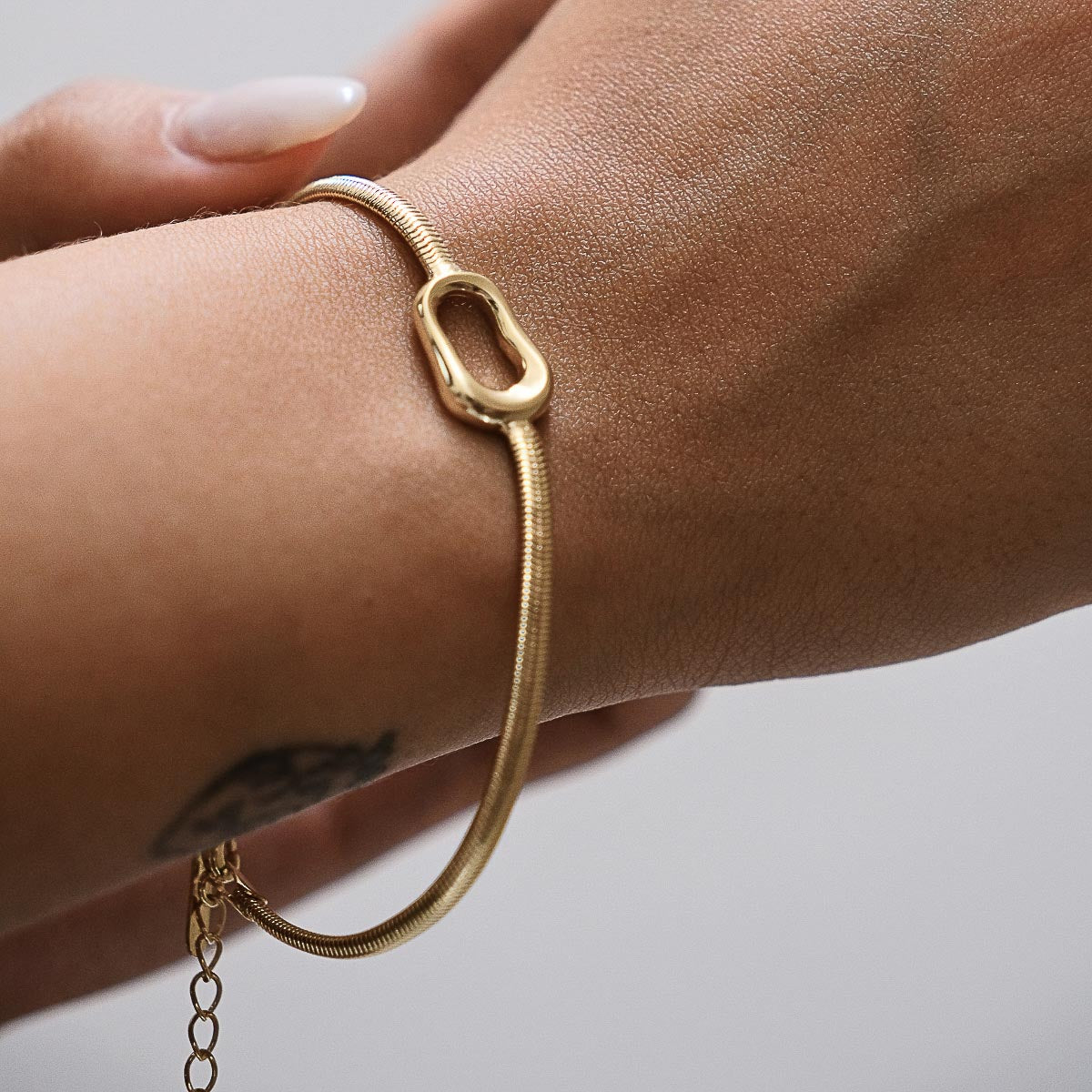 Pulsera Plana con Dije Irregular Chico - Chapa de Oro