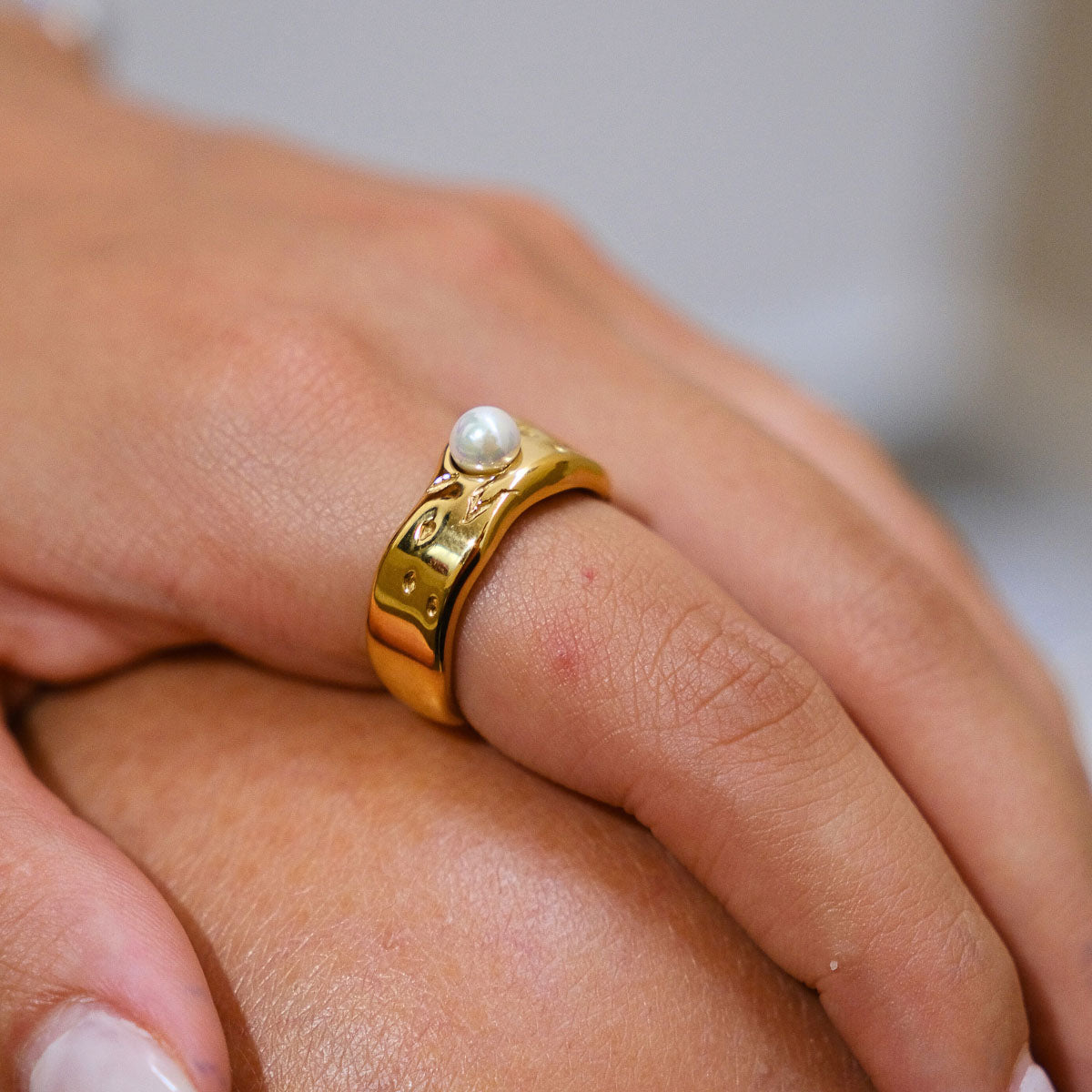 Anillo Ancho con Perla - Chapa de Oro